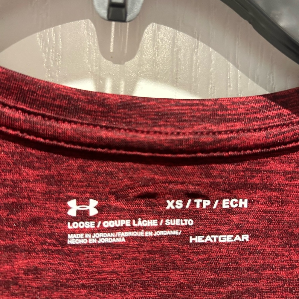 Under Armour Women's Maroon V-Neck Heatguard Dri Fit S/S Tee - Picture 3 of 4